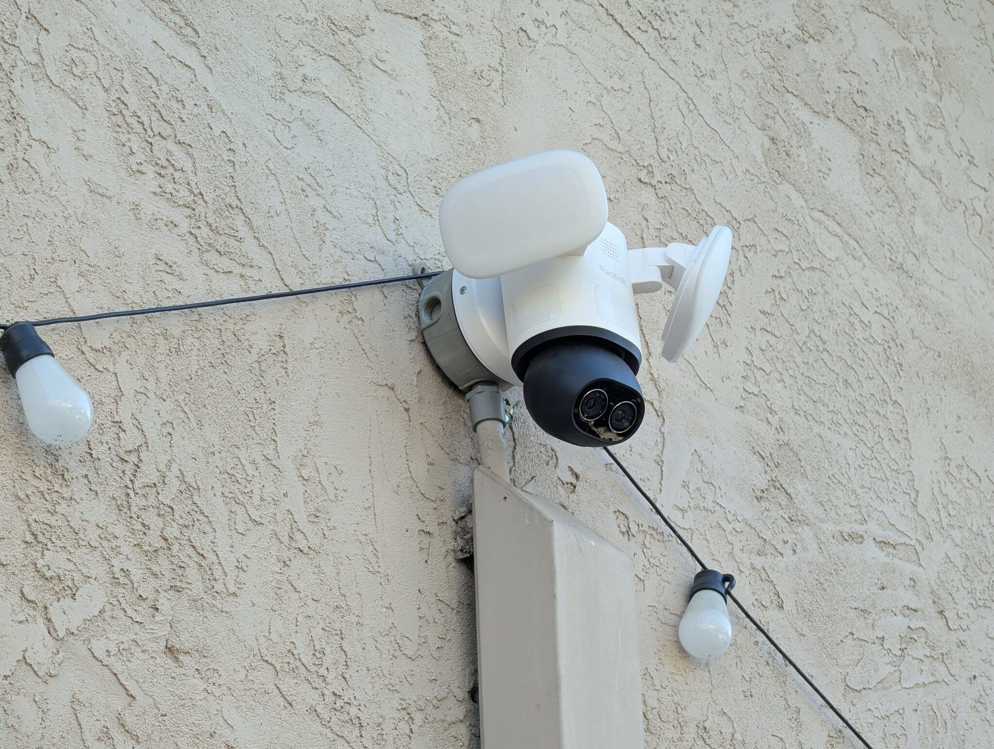Reolink TrackFlex Floodlight WiFi Review: 4K Dual-Lens Tracking Meets No-Subscription Backyard Security